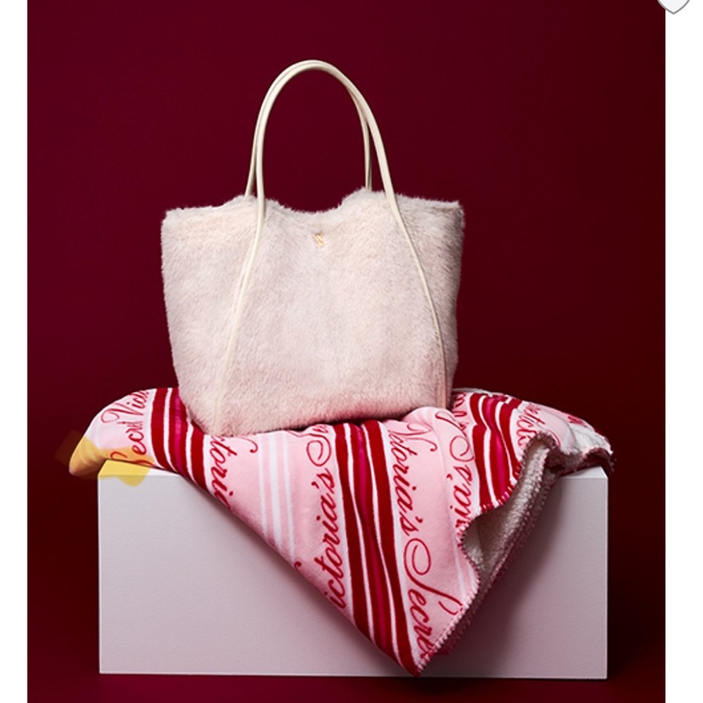 New Victoria's Secret Faux Fur Tote Bag & Fleece
Blanket Set Duo Limited Edition